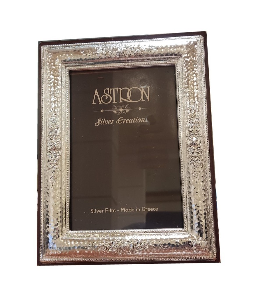 Silver-plated photo frame with wooden base and embossed design – 21x16 cm